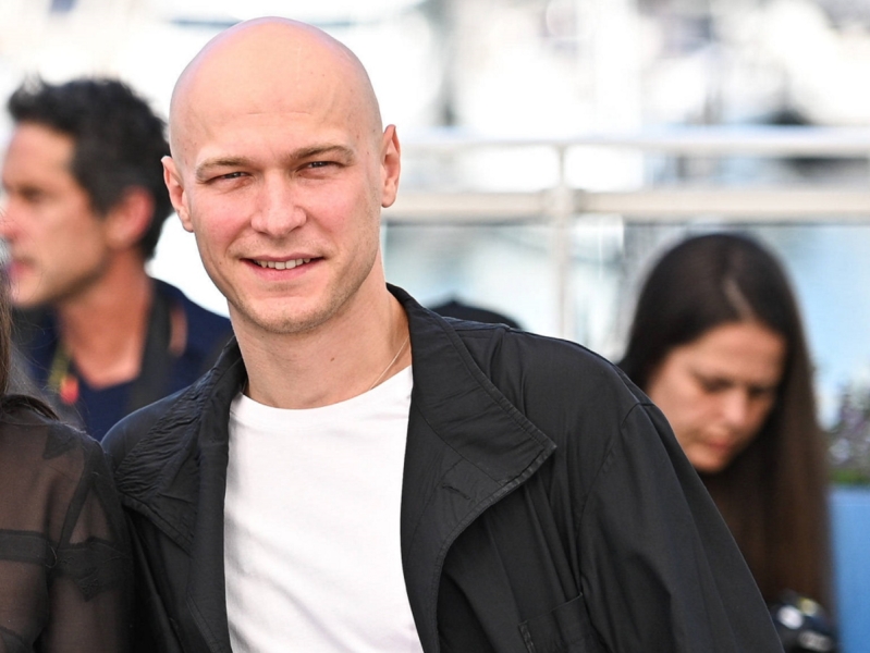 Накормили и сожгли одежду: Юра Борисов и Марк Эйдельштейн устроили американским коллегам ошеломительную Масленицу