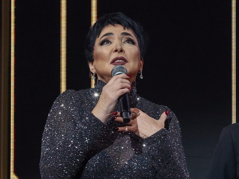 «Нельзя так разрывать наши сердечки!» Певица Лолита забилась в истерике прямо на сцене