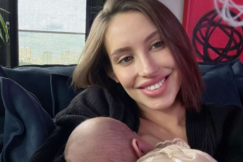 Невеста Тимати показала трогательное фото спящей малышки Эммы с пушистым другом