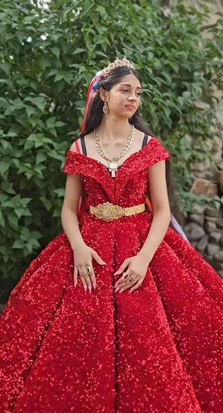 Невеста в золоте и малолетний жених: роскошная цыганская свадьба шокировала пользователей Сети