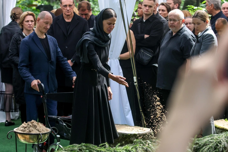 Нежданное примирение: бывшая жена и дочери Старовойта обнимали его молодую возлюбленную на похоронах