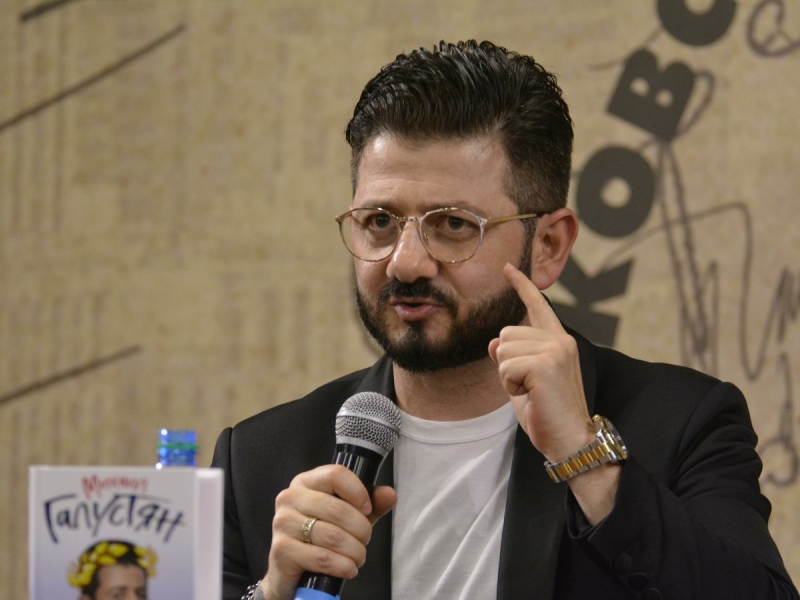 «Никто никого не предавал и не бросал»: экс-жена заступилась за Михаила Галустяна, которого записали в изменники