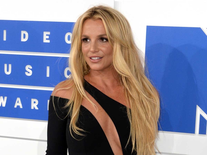 Нянчится, как с настоящим малышом: Бритни Спирс напугала народ, прилетев в Мексику с куклой