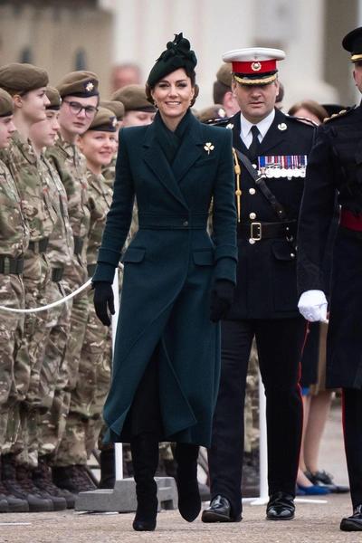 Носит люкс и пьет за здоровье гвардейцев: Кейт Миддлтон пустилась во все тяжкие