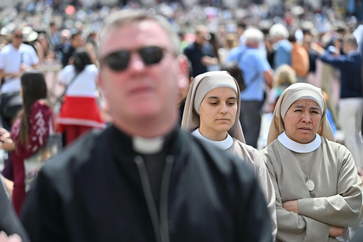 Новый Папа Римский избран — из трубы Сикстинской капеллы идет белый дым