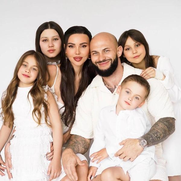 Оксана Самойлова намекнула на пятую беременность: «Скрывать больше нет возможности»