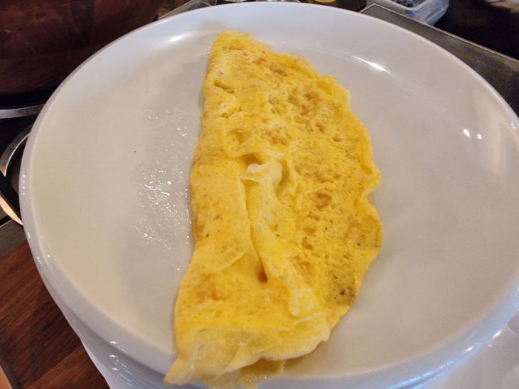 Омлет «как в отеле»: что положить перед самым жаром