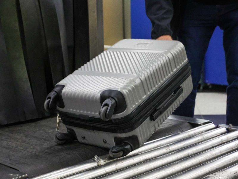 «Он не хотел ребенка трогать»: семья встала на защиту неадеквата, швырнувшего 2-летнего малыша о пол в Шереметьево