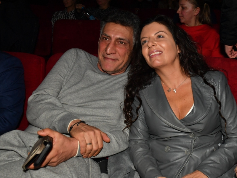 «Он рот открывает, начинает шевелиться, руки протягивает»: Маргарита Симоньян о том, как Тигран Кеосаян общается с ней