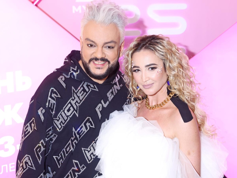 «Они очень близки»: раскрыта причина странных ласк Бузовой и Киркорова на стадионе