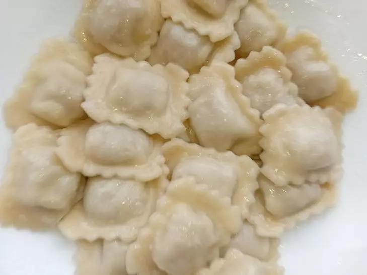 Перестаньте варить и жарить пельмени: есть способ, при котором блюдо получается более вкусным