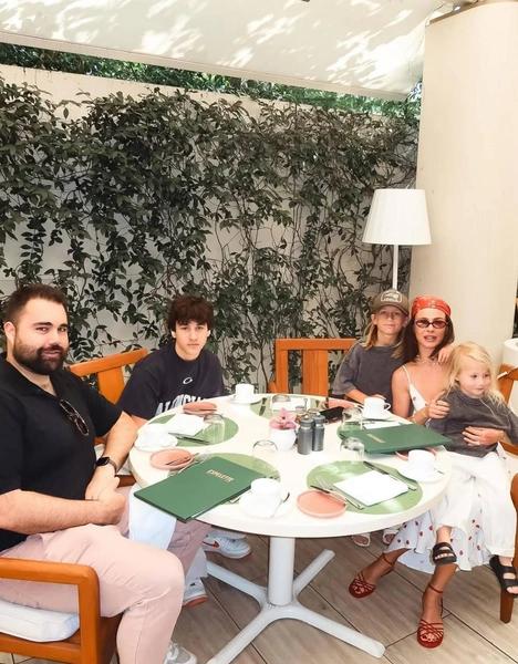 Первая в жизни четверговая соль с бородинским хлебом: муж-американец Саши Зверевой отдыхает в России