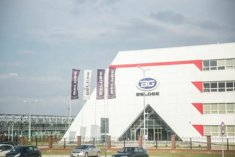 Первый белорусский гибрид BELGEE X80 PHEV представлен в Минске: сколько стоит и что в нем особенного