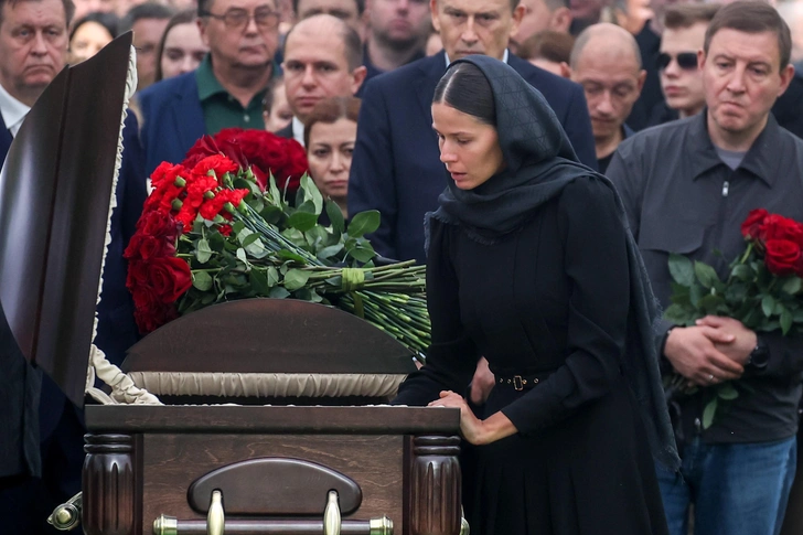 Пять необъяснимых моментов на похоронах Старовойта: что осталось за кадром траура