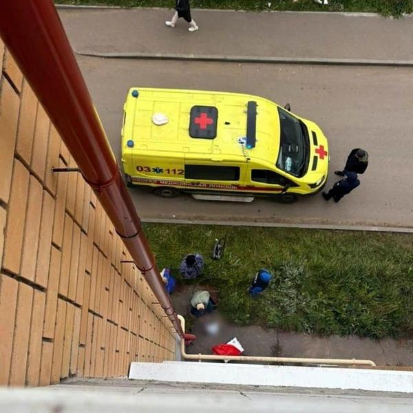 Пятилетняя девочка выбросила новорожденного брата из окна — он скончался от травм