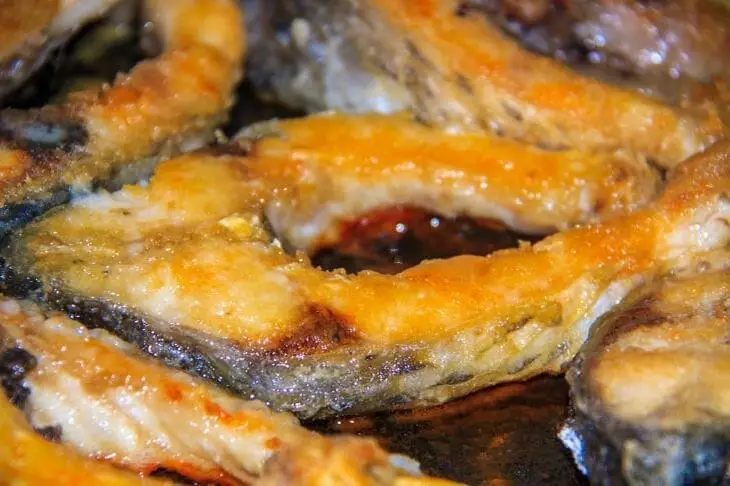 Почему рыба прилипает к сковороде: если кладёте масло первым, то это главная ошибка