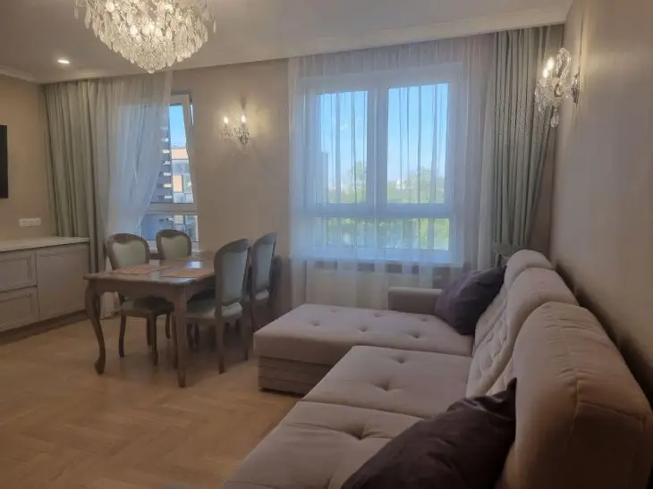 Почему шторы нужно стирать не два раза в год, а каждый месяц: и как делать это быстро, не снимая с карниза