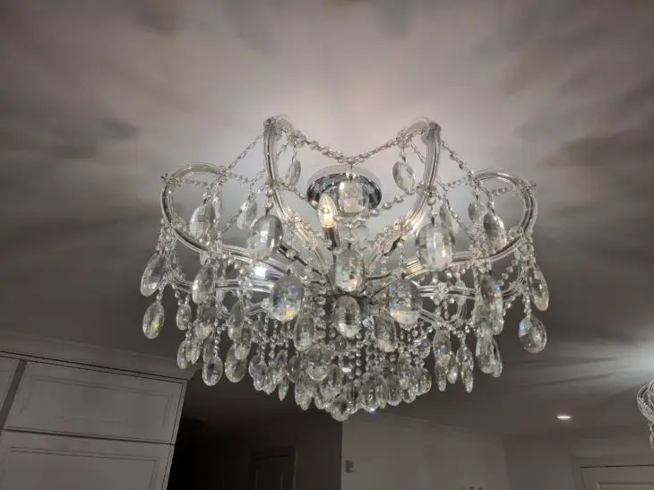 Почему в маленькой квартире нельзя вешать люстру: совет дизайнера