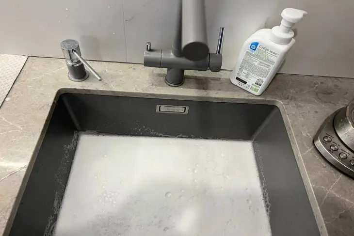 Почему воняет из раковины: как устранить запах навсегда за копейки