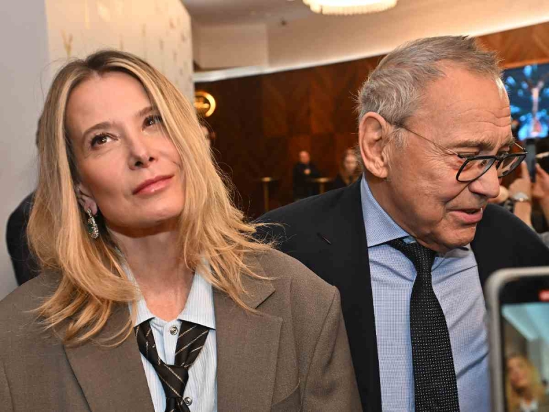 Подгоревший пирог, почти пустая бутылка вина: Высоцкая и Кончаловский показали идиллию на диване