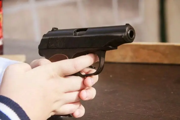 Подросток из Лиды выстрелил в приятеля из пневмопистолета: попал в глаз