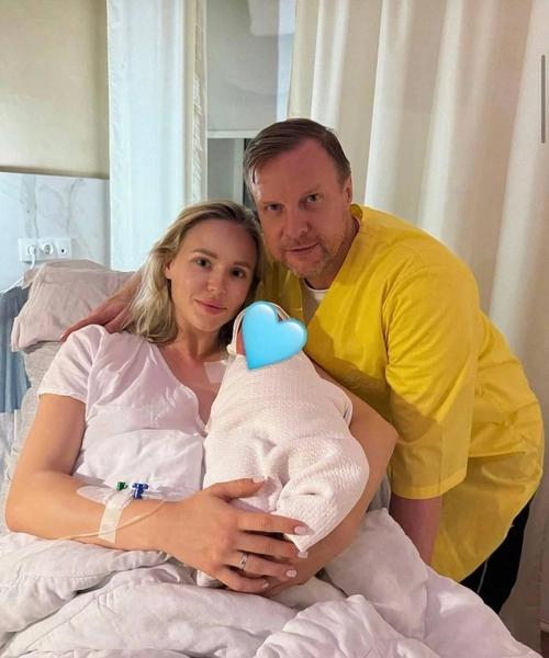 Пока Малафеев радуется новому отцовству, его дочь рыдает на могиле матери