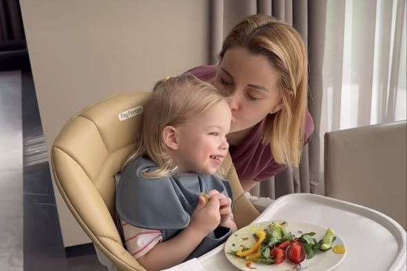 «Пока не говорит»: Ольга Орлова — об особенности развития двухлетней дочери