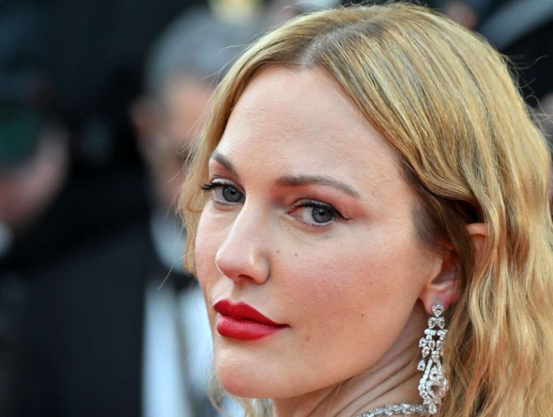 Помолодевшая Мерьем Узерли отметила 42-летие в облегающем золотистом платье