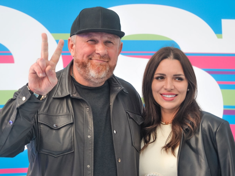 «Правильная разница» в возрасте не помогла: Константин Ивлев разводится с молодой женой