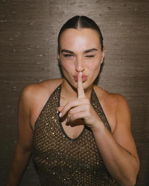 Проиграла «Ролан Гаррос-2025», но унесла статус сексуальной теннисистки: 30 горячих фото Арины Соболенко