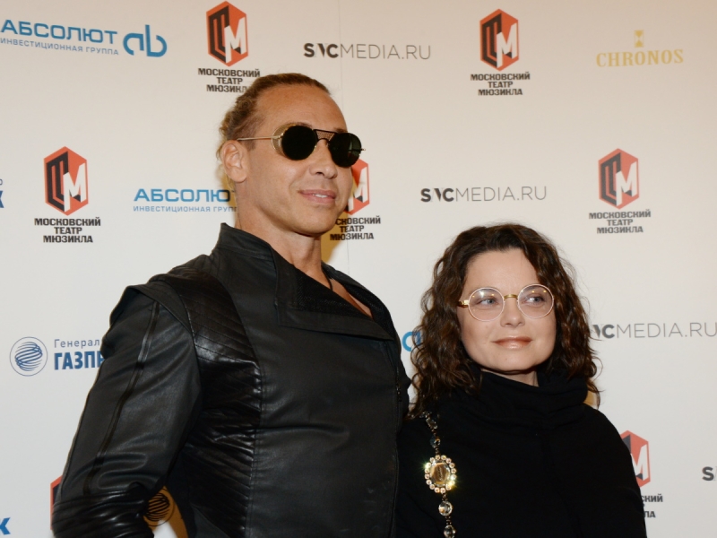 Пропадает с другими женщинами: Тарзан почти не появляется в доме Королевой