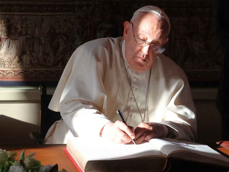 Простой гроб, толпы верующих и стильная Мелания Трамп: как в Ватикане прощаются с Папой Римским Франциском