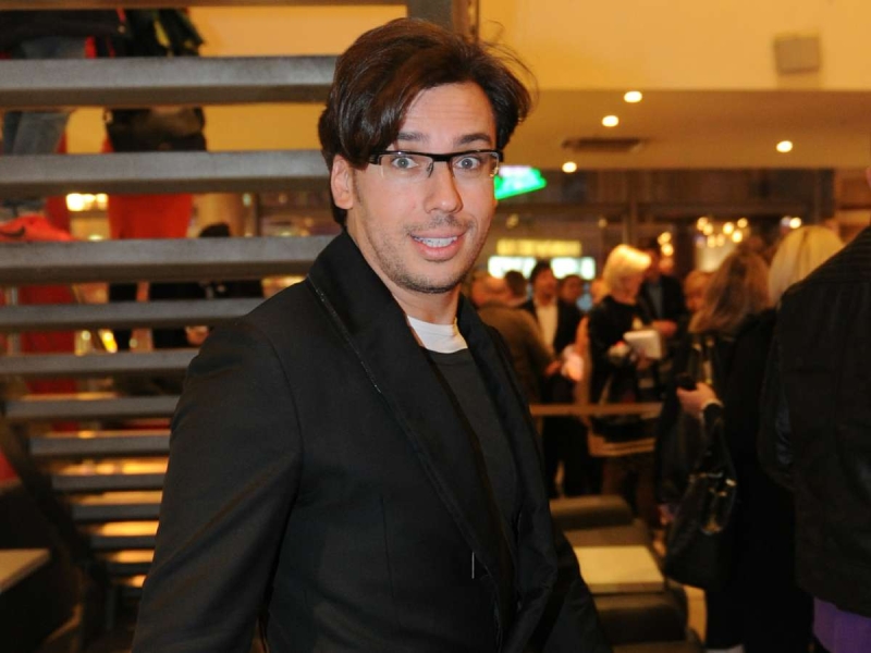 Прозрачная ткань показала все: Галкин на камеру устроил танцы под дождем