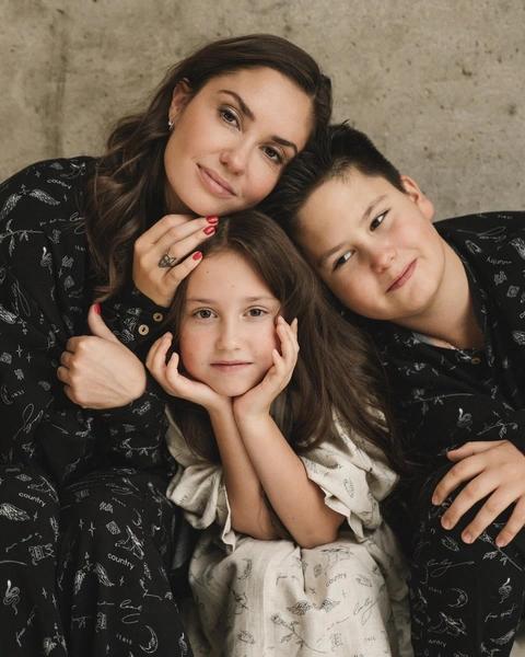 Психолог объяснила, почему Муцениеце больше не пытается вернуть сына домой