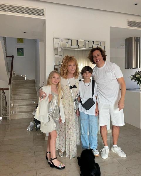 Пугачева трясущимися руками записала видео — редкие семейные кадры