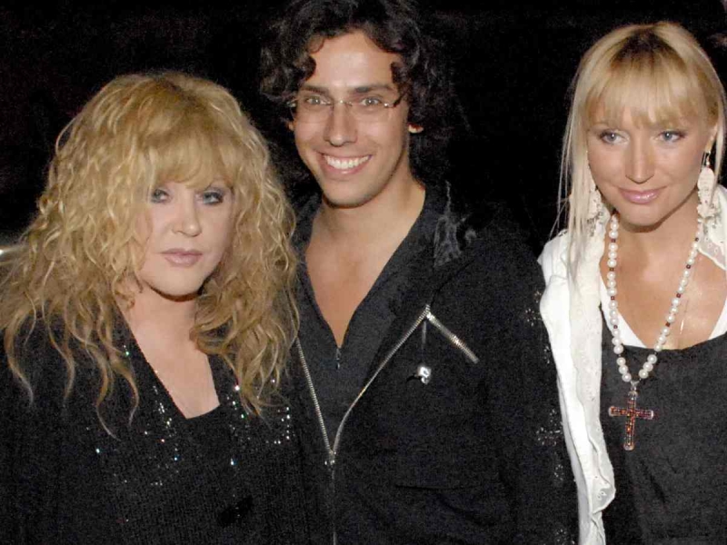 Пугачева утонула в цветах, Орбакайте в траурном виде: зачем знаменитое семейство обратилось к поклонникам