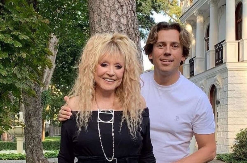 Пугачева в жемчуге, Галкин* в поло: супругов заметили на фестивале в Юрмале