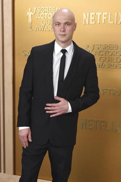 Путевка в спа на Мальдивы, сертификат на пластику: Юра Борисов получил подарки от «Оскара» на 19 млн рублей