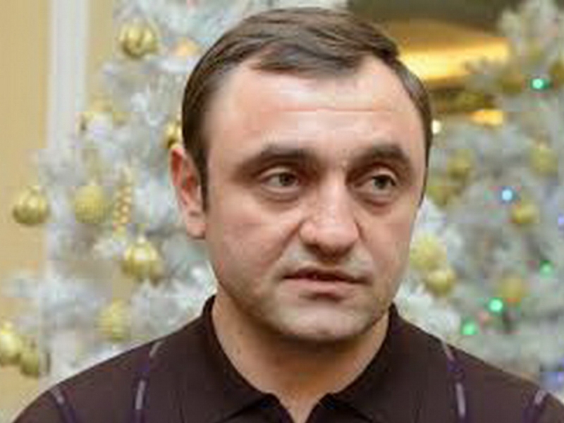 Раненый при взрыве в ЖК «Алые паруса» в Москве основатель батальона «Арбат» Саркисян умер в больнице: появилась версия покушения