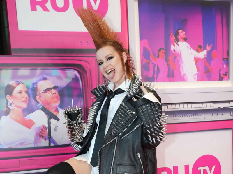 Рокерша Юля Савичева и Клава Кока в ожерелье из проводов: звезды на премии RU.TV