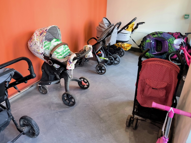 Россиян начнут штрафовать за оставленные в подъездах велосипеды и детские коляски: подробности