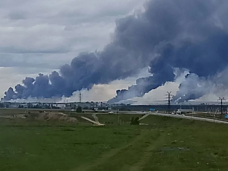 «Русский Перл-Харбор»: дроны ВСУ вылетали из фур и атаковали военные аэродромы со стратегической авиацией под Мурманском и в Сибири