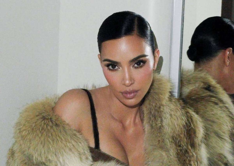 С акцентом на талию: Ким Кардашьян поделилась снимком в полупрозрачном корсете