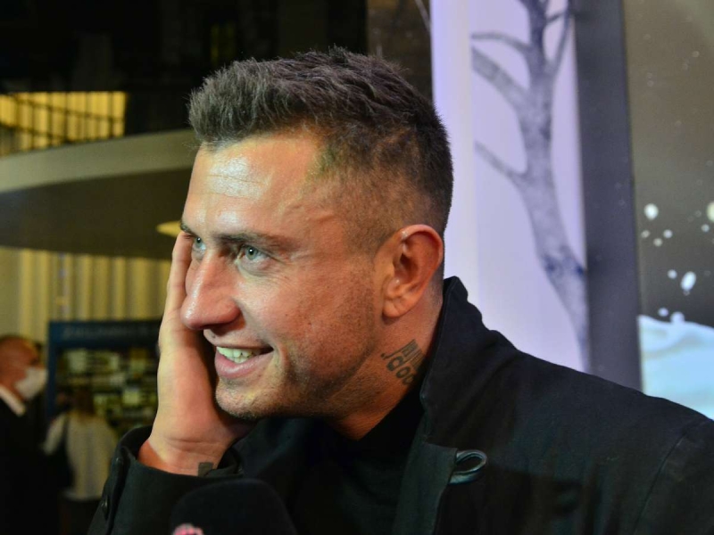 «С Пашей мы познакомились в Дубае»: как Прилучный не устоял перед близняшками из дуэта «Катя и Волга»