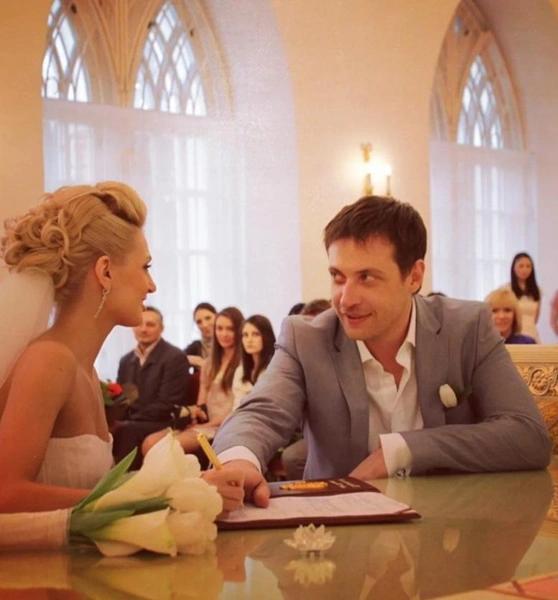 Савельеву и Сафонова все время разводят — а они отмечают 15-ю годовщину свадьбы