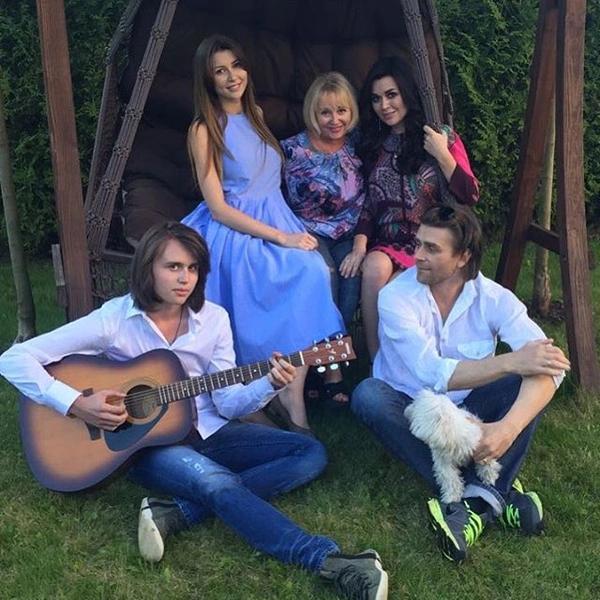 Семья Анастасии Заворотнюк объединилась вокруг ее младшей дочки — трогательные фото