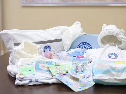 Семьям в Поморье вручили более 6900 подарков для новорожденных