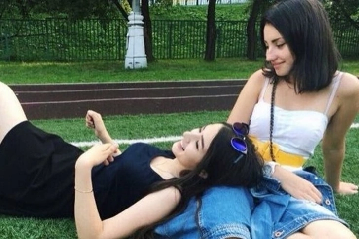 Сестры Хачатурян встретились в суде впервые за полгода: смотрят друг на друга, а поговорить не могут