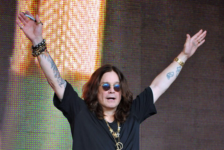 Шэрон убита горем, фанаты поют Iron Man и несут игрушки летучих мышей на прощании с Оззи Осборном