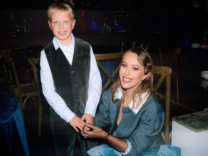 Собчак устроила распаковку подарков: часы с бриллиантами за 4 млн, сумка-ежик от Киркорова